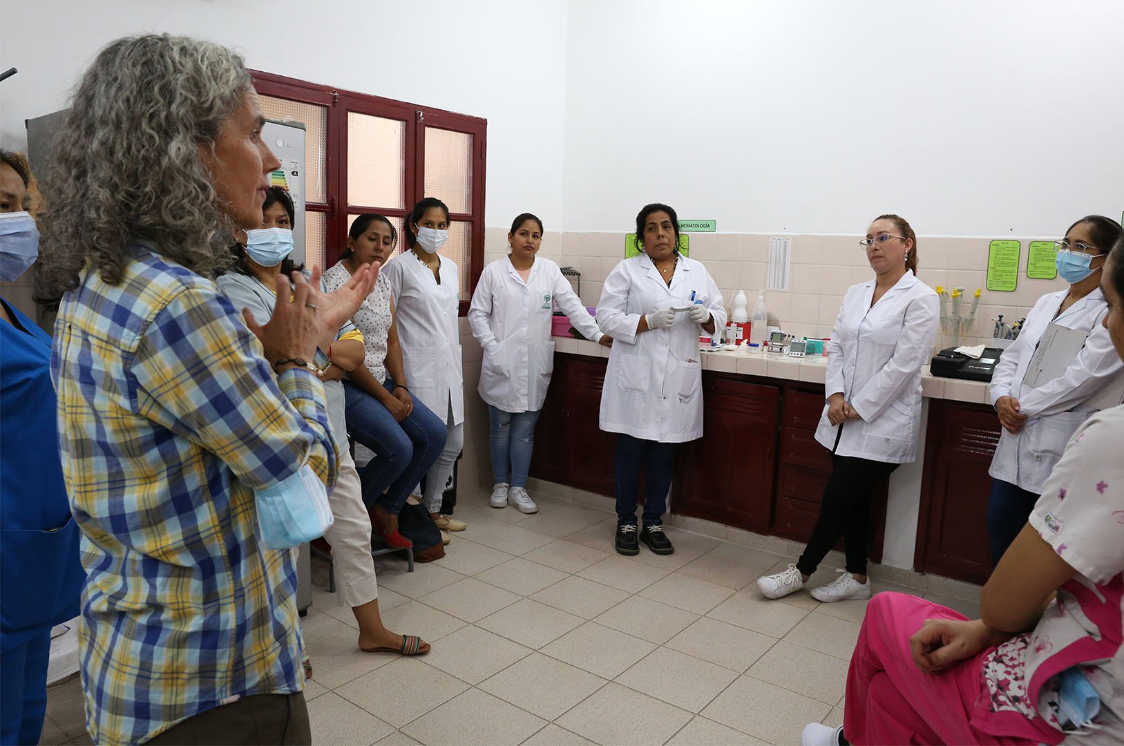 A group of healthcare providers stand in a circle as Dr. Cristina Alonso-Vega leads a training session for healthcare workers in Yacuiba in March 2023.