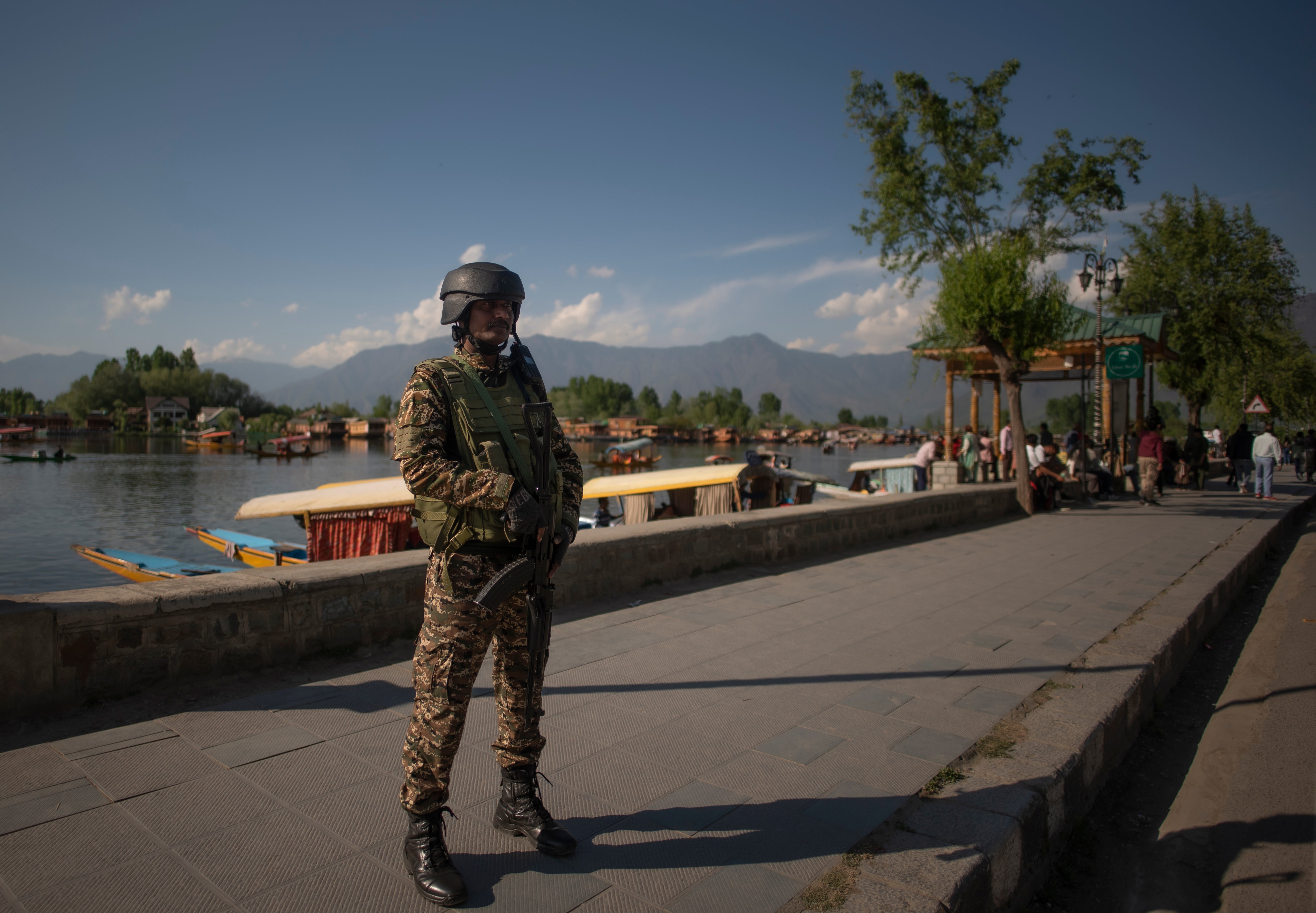 Indian security force personnel stand guard on the banks of Dal Lake, following a suspected militant attack in south Kashmir's Pahalgam, in Srinagar April 25, 2025.