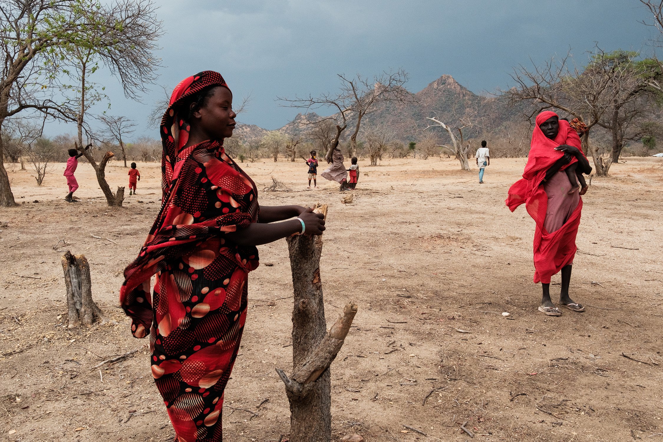 Women chose a location for their huts after living in makeshift shelters under trees for over 20 days in Al-Hilu displacement camp, where some 12,000 people live.