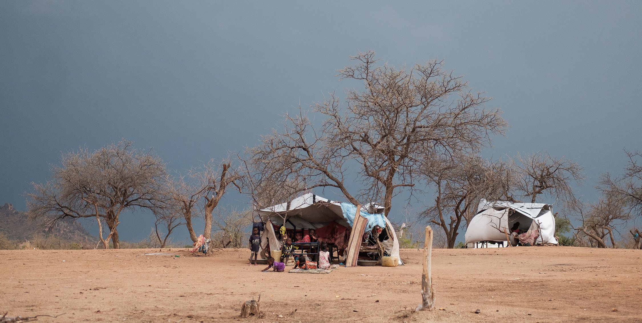 Makeshift shelters built by newly arrived displaced people in Al-Hilu camp.