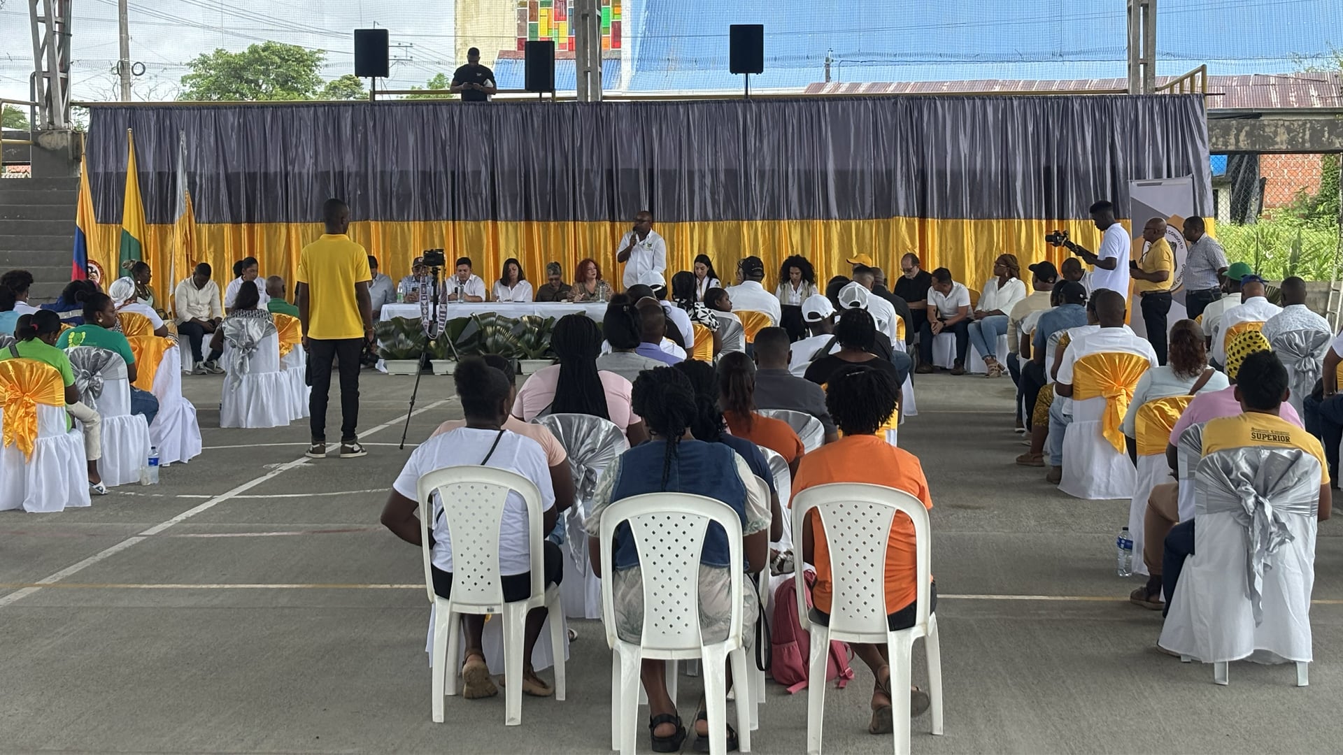 The mayor of Condoto addresses the community in a meeting between victims of the armed conflict and national government delegates in February, 2025.