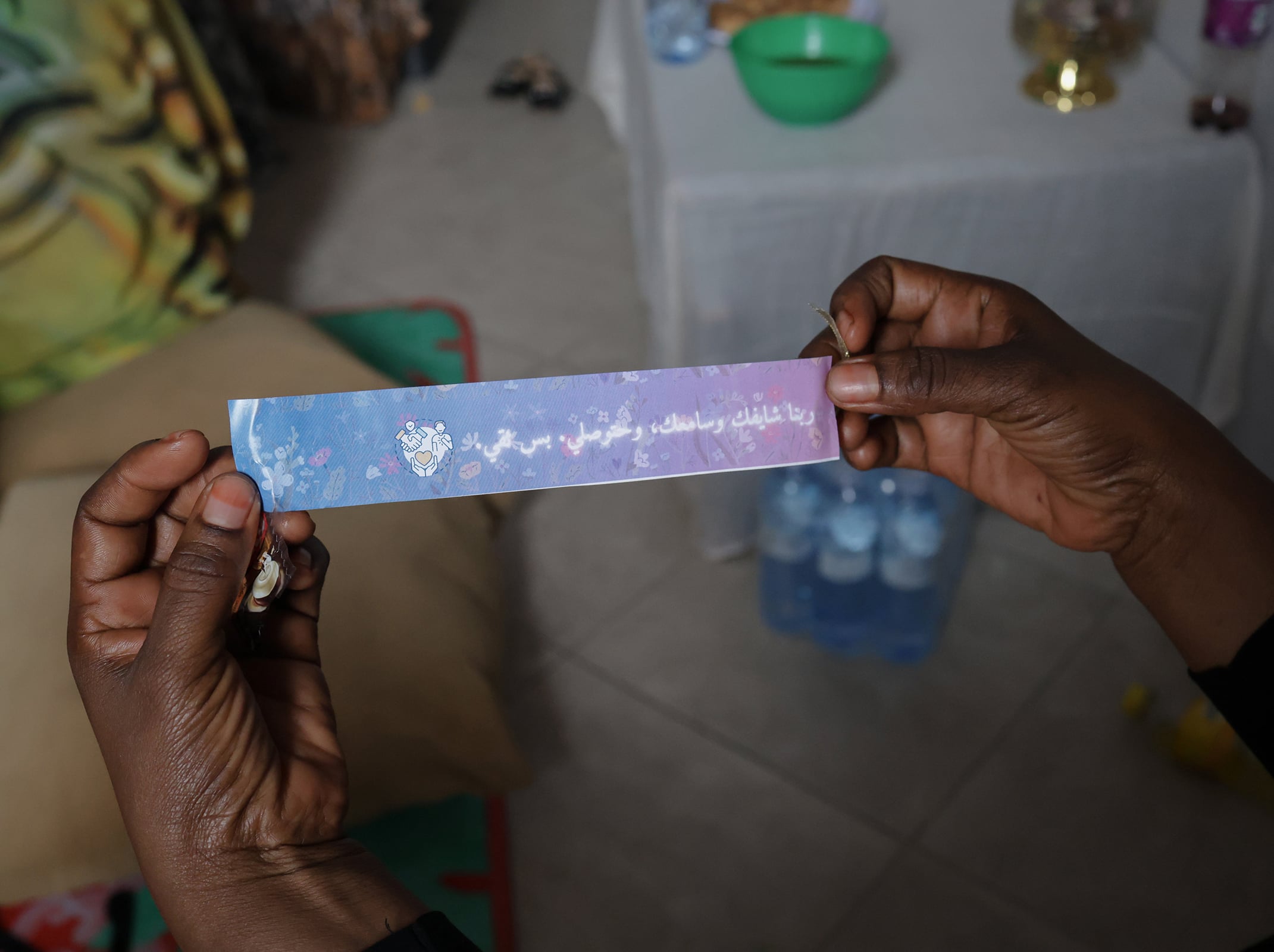 A Funjan Niswan participant reads from a piece of paper that says, “Our God sees you, hears you, and you will arrive; just have trust.” 