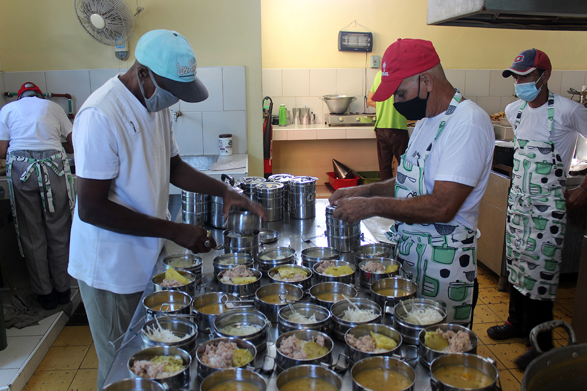 Members of the Pastoral Care Ministry for the elderly, people with disabilities and/or special needs at the Christian Center for Reflection and Dialogue in Cuba&nbsp;prepare daily meals for beneficiaries in November 2025. 