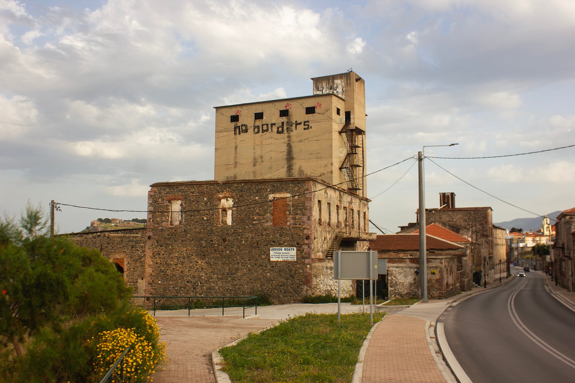 A building with "no borders" graffitied onto its side