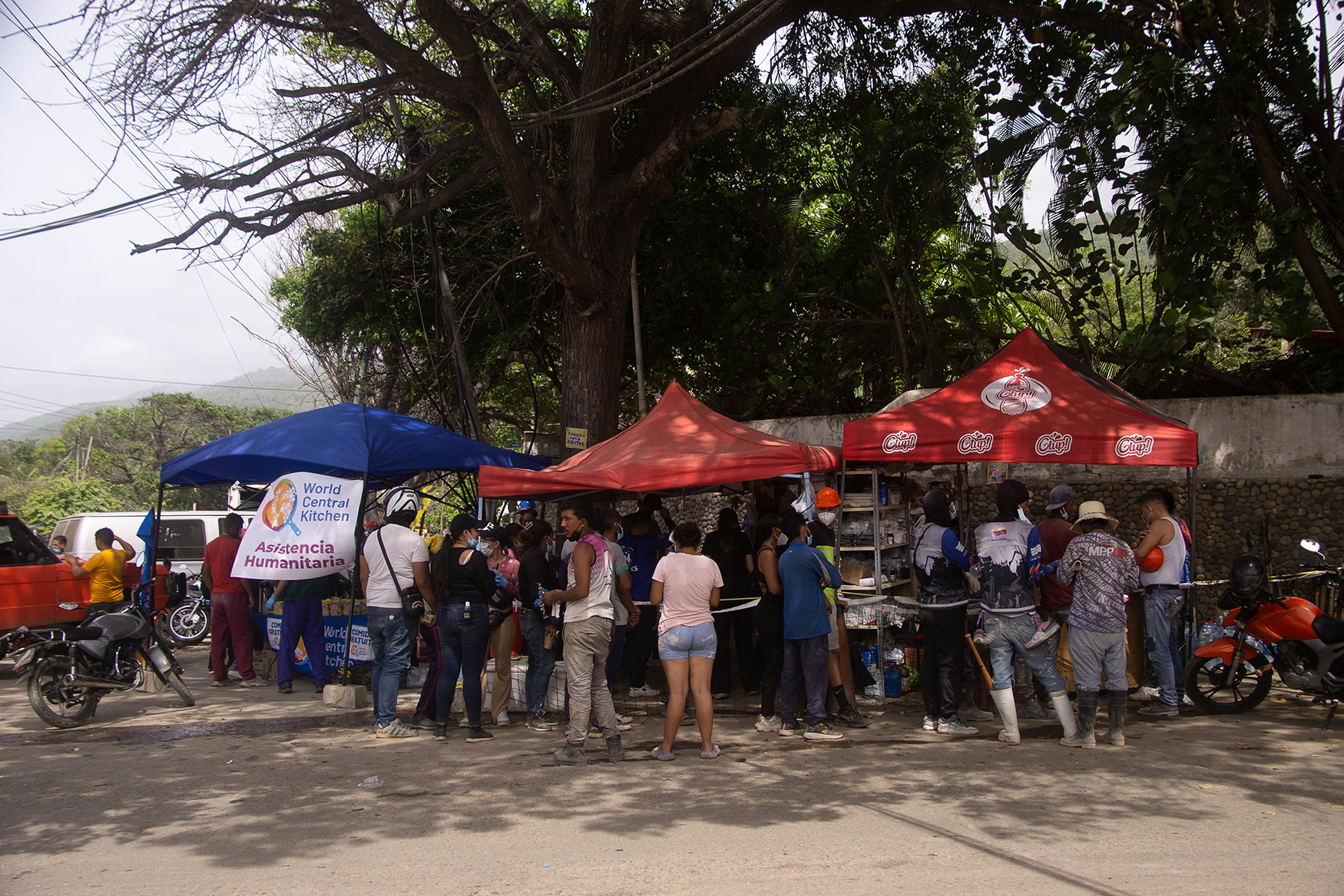 Venezuelans displaced by the 24 June earthquakes stand in front of a food distribution point in Tanaguarena on 5 July 2026.