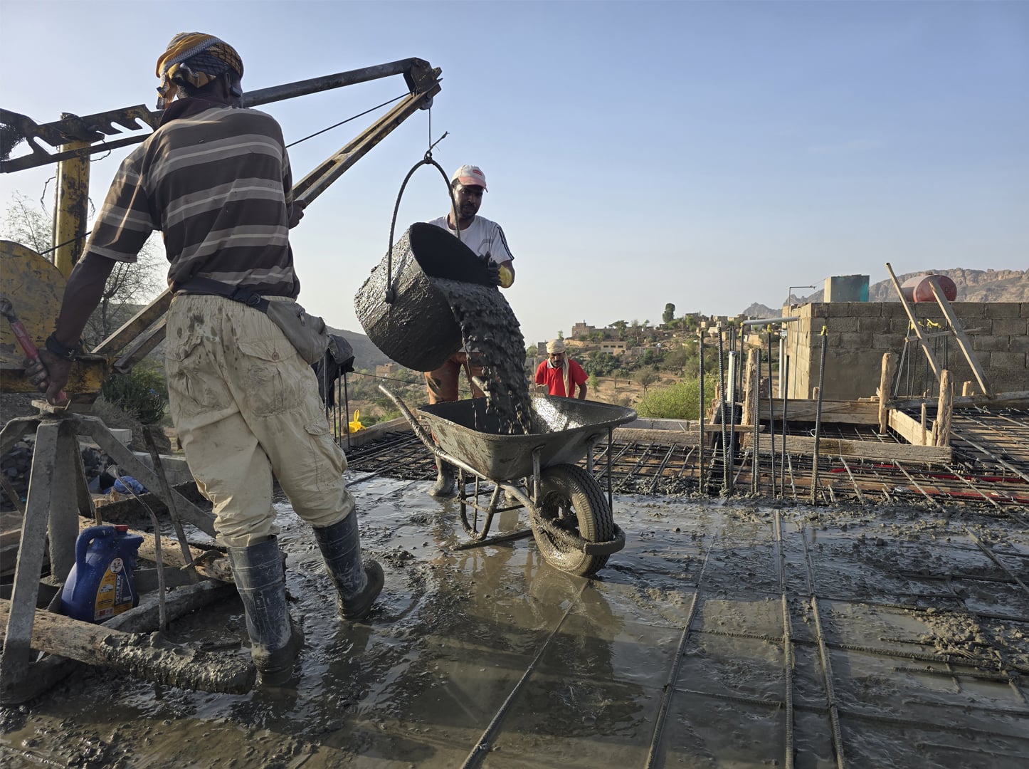 A photo showing construction workers in Taiz, Yemen.