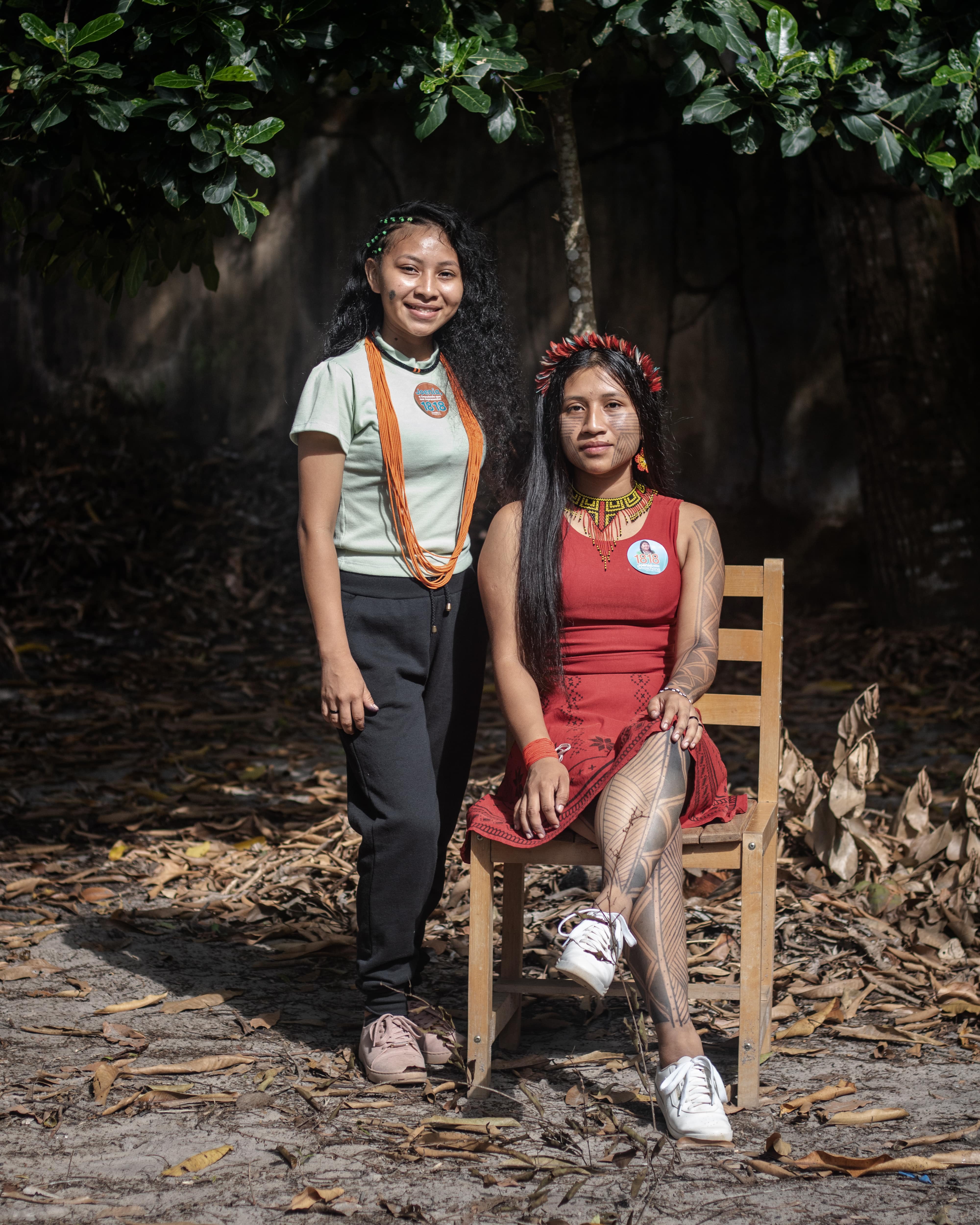 Raquel Wapichana (sitting), state coordinator for Indigenous youth in Roraima, and her sister, Rariane.