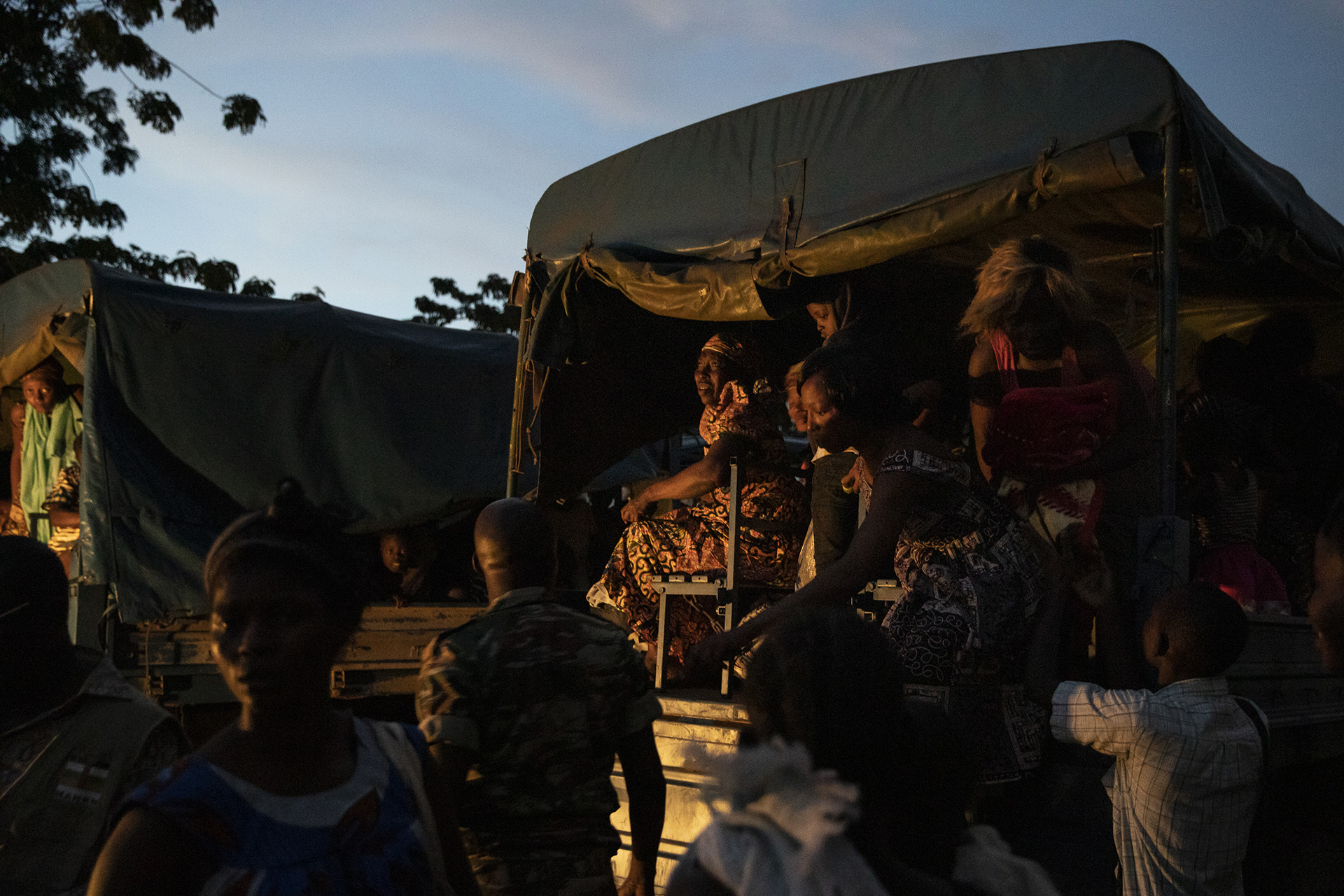 On the 29th of October at night, a fourth truck carrying women and children dislodged by the floods arrived at the Omnisport stadium. More than 500 people were relocated there in one day, in the wait of a more durable shelter.