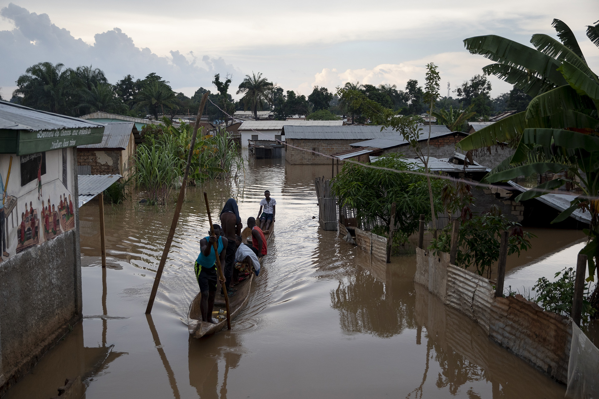 In Bangui’s inundated 2nd and 6th boroughs, inhabitants circulate with small fisherman's boats between houses.