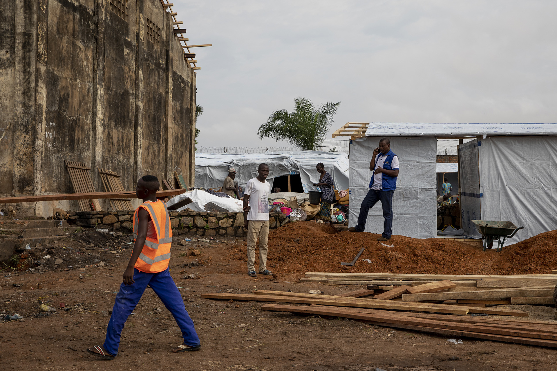 The national NGO REMOD is charged with the construction of eight latrine facilities at the Socada site, which hosts 2036 people. 