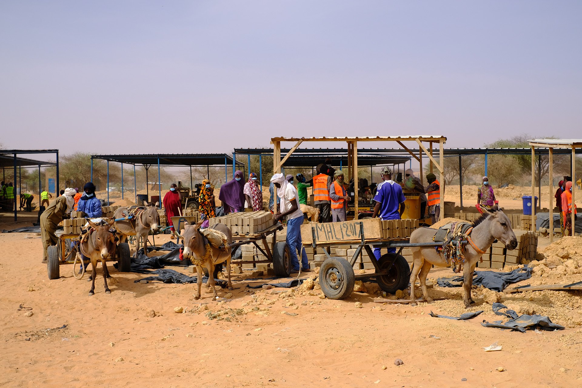 Refugees and displaced people participate in a UNHCR brick-building programme on the outskirts of Ouallam town in Tillabéri region, in April 2021.