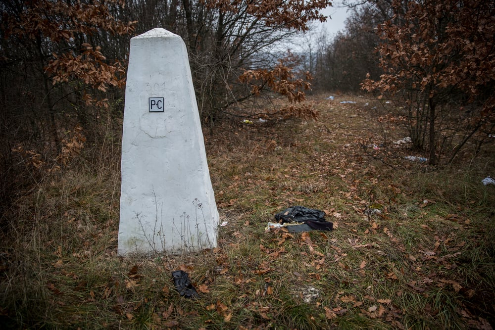 The border is marked by no more than a white, pyramid-shaped rock. On one side it says "RB" for the Republic of Bulgaria, on the other "RS" for Serbia. 