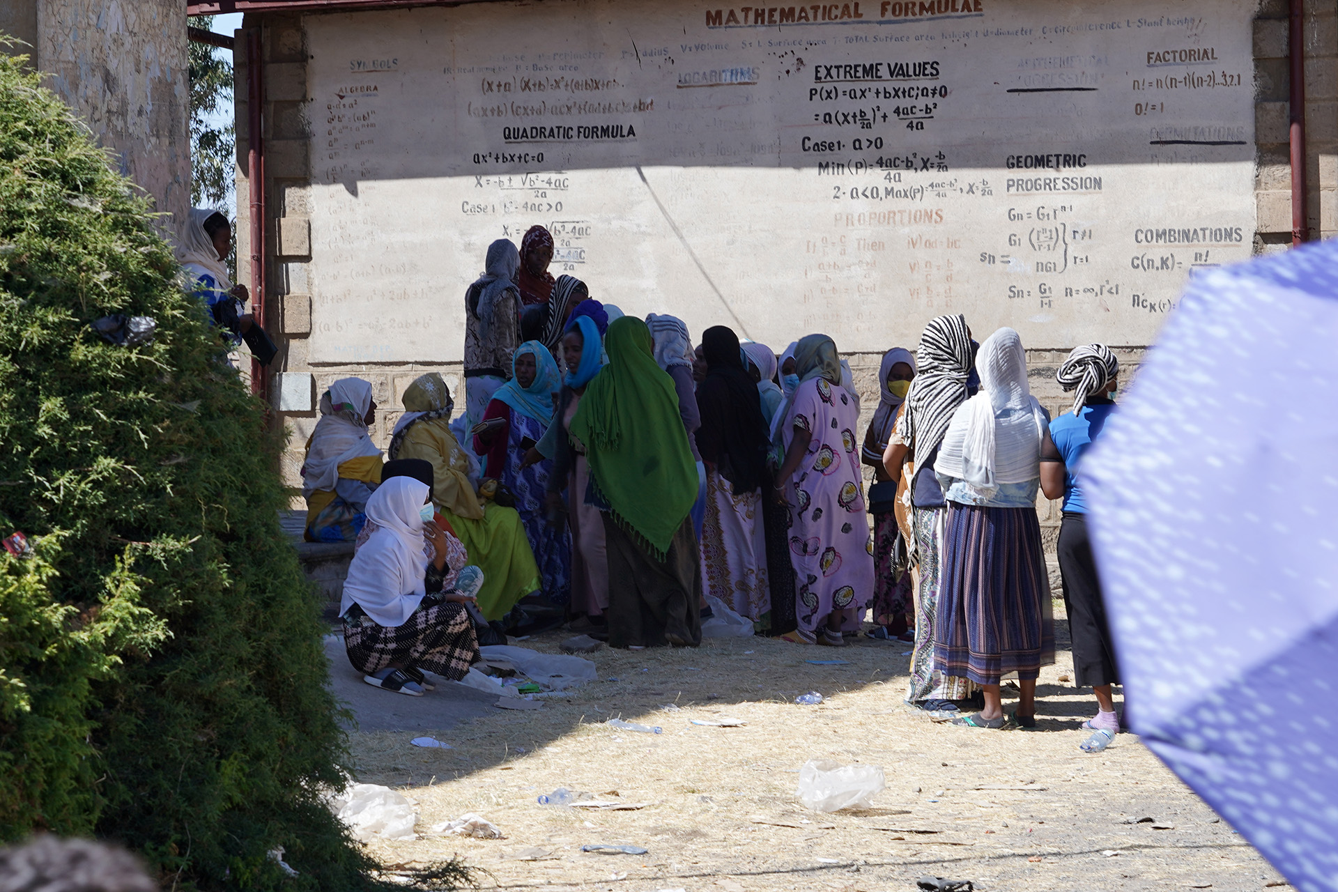 Over 1,000 displaced people have taken refuge at a local school in Debre Berhan in Ethiopia’s Amhara region. Tigrayan rebels have pulled out of the region after a months-long offensive.