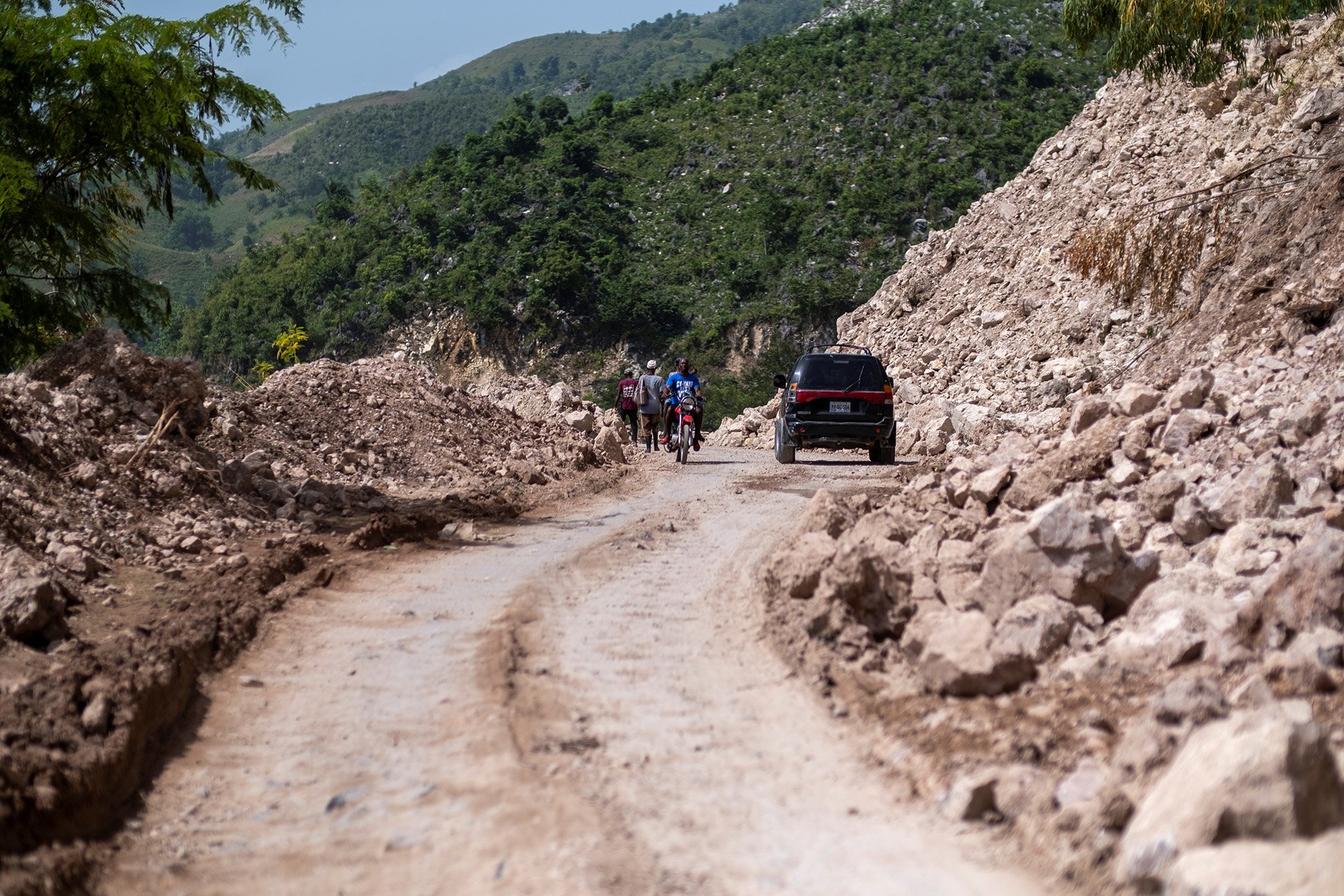 Landslides caused by a 7.2-magnitude quake partially blocks a main road in Marceline, Haiti, 22 August 2021.