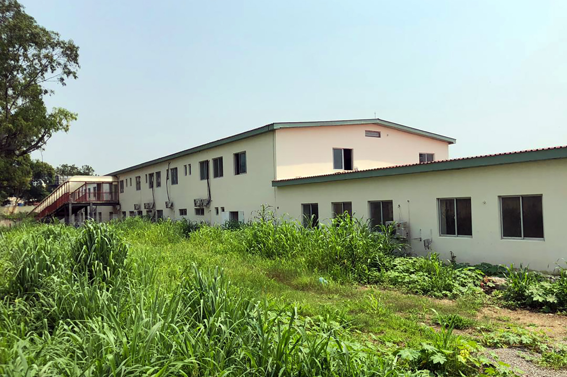 The image shows the outside of a hospital building. 