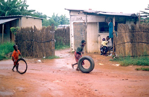 [Zimbabwe] Kids playing in Porta Farm
