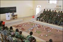 [Sudan] Teaching the law of war to officers of the Sudanese armed forces in Gebeit, Sudan. (ICRC)