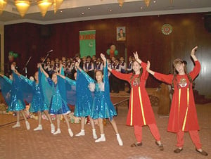 [Turkmenistan] Singing the praises of President Niyazov - a key activity in Turkmen schools.