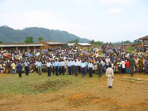 [DRC] Des habitants de la ville de Walikale. La police au premier plan