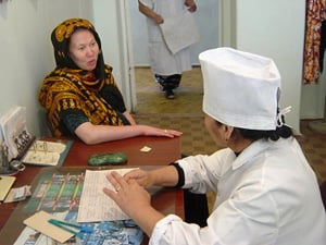 [Turkmenistan] A patient receives counselling at the Balkanabat health centre.