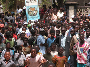 [Malawi] Hundreds of people queue for a monthly ration of maize-meal at  a depot of the state grain marketer - ADMARC  in the southern Bangwe district. [Date picture taken: 2005/10/03]