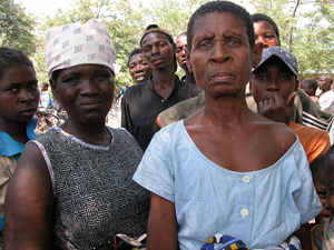 [Malawi] Queuing Malawians wait patiently for their turn at a WFP food aid distribution point in Nsanje district. [Date picture taken: 2005/10/06]