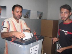 [Iraq] A man casts his vote in Baghdad in the October 15 2005 referendum on Iraq's new constitution. [Date picture taken: 10/15/2005]