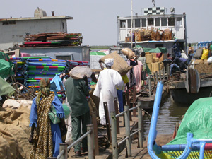 [Sudan] Returnees to southern Sudan loading their belongings onto a barge at the wharf in Kosti.