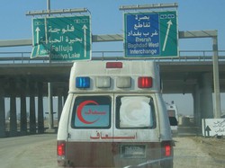 [Iraq] Red Crescent Society convoy going to Fallujah.