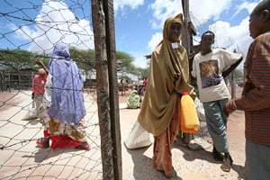 [Kenya] A woman drags a sack of food from the distribution centre at Hagadera refugee camp in Dadaab, 80 km from the Somali border, Kenya, 16 October 2006. An estimated 30,000 Somali refugees have arrived in Kenya since the beginning of the year to join 1