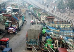 [Pakistan] Trucks and drivers gather at Badami Bagh after a long, lonely stretch on the highways. [Date picture taken: 11/13/2006]