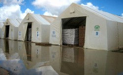 [Kenya] United Nations aid agency’s food stores affected by flooding, Dadaab, 80 km form the Somali border, Kenya, 20 November 2006. The food agency has launched a series of airlifts and food drops for more than one million people hit by floods in Somal