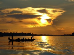 [DRC] A traditional wooden boat floates on the Congo River of the Democratic Republic of the Congo (DRC), May 2006. UN officials say that the death toll in the troubled country is among the worst in the world, and that fighting in the east could challenge