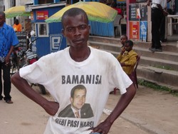 [DRC] A member of the electorate wears a free T-shirt from a candidate in Kisangani.[Date picture taken: May 2006]