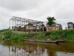 [DRC] Neglect and decline. A dilapidated sugarcane factory on the Congo River. [Date picture taken: May 2006]