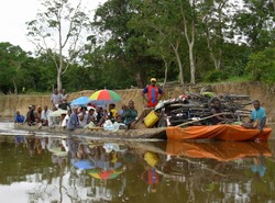 [DRC] News travels slowly on the Congo River. A pirogue makes its way to Kisangani. [Date picture taken: May 2006]