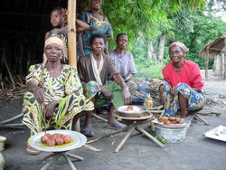 [DRC] Women selling food at Yasira Market. Many people have no idea of the polling date.[Date picture taken: May 2006]