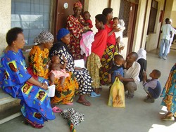 [Burundi] Women with their children wait to see a paediatrician at the Prince Régent Charles Clinic in Bujumbura, Burundi. [Date picture taken: May 2006]