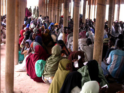 [Kenya] Somali refugees wait at a food distribution centre at Ifo camp in the Dadaab area of eastern Kenya, 16 September 2006.