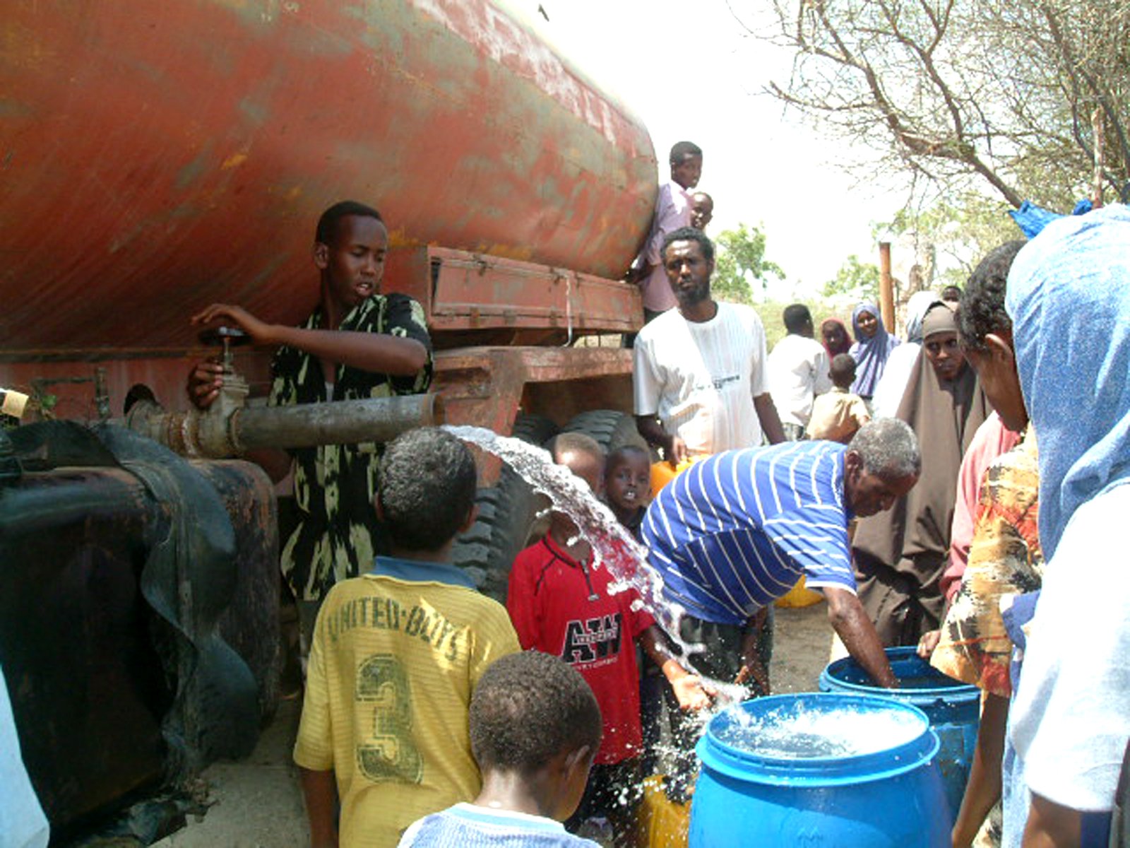 A water tanker delivers much needed water to IDPs to the south of Mogadishu the water was delivered by the Local Civil Society groups, Mogadishu, Somalia, 9 April 2007.