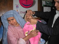 [Pakistan] A mother and child at a WHO polio vaccination centre in NWFP. Mothers are generally keener to vaccinate their children than men. [Date picture taken: 02/04/2007]