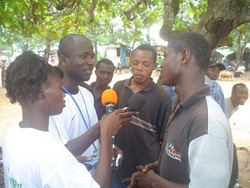[Liberia] Radio Kergheamahn reporters at work during an IRIN Radio ...