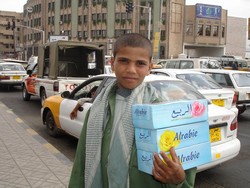 [Yemen] A young boy on the streets of Sana'a sells tissues to passing motorists. Yemen has seen a sharp rise in the number of street children over the past five years. [Date picture taken: 21/06/2007]