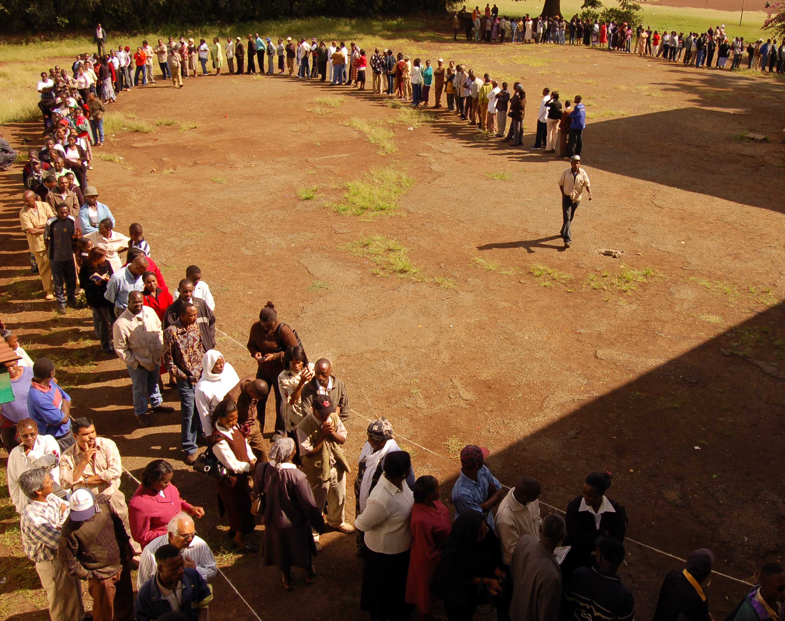 People queue up in their hundreds to vote in the 2007 general elections in Kenya, 27 December 2007. Thousands of Kenyans showed up for voting.