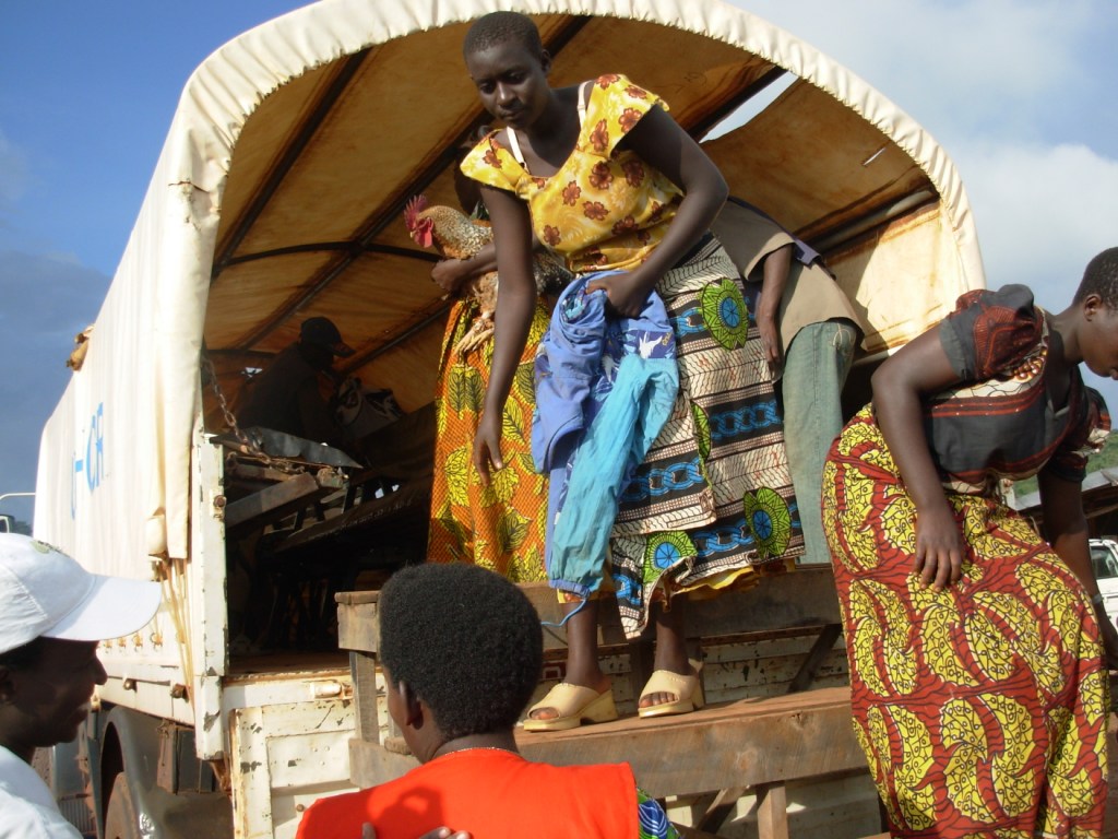 Burundi returnees from Tanzania alighting from the trucks that brought them back to their country. March 2008.