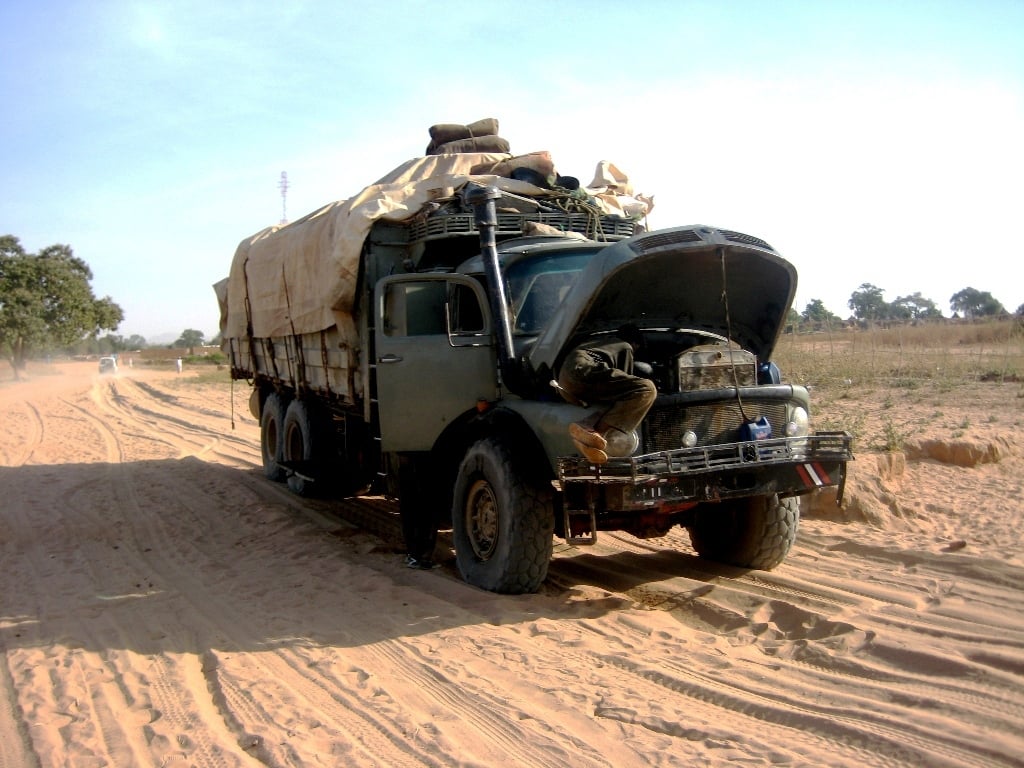 A 25-tonne truck carrying food aid for displaced people in southeastern Chad has mechanical problems.