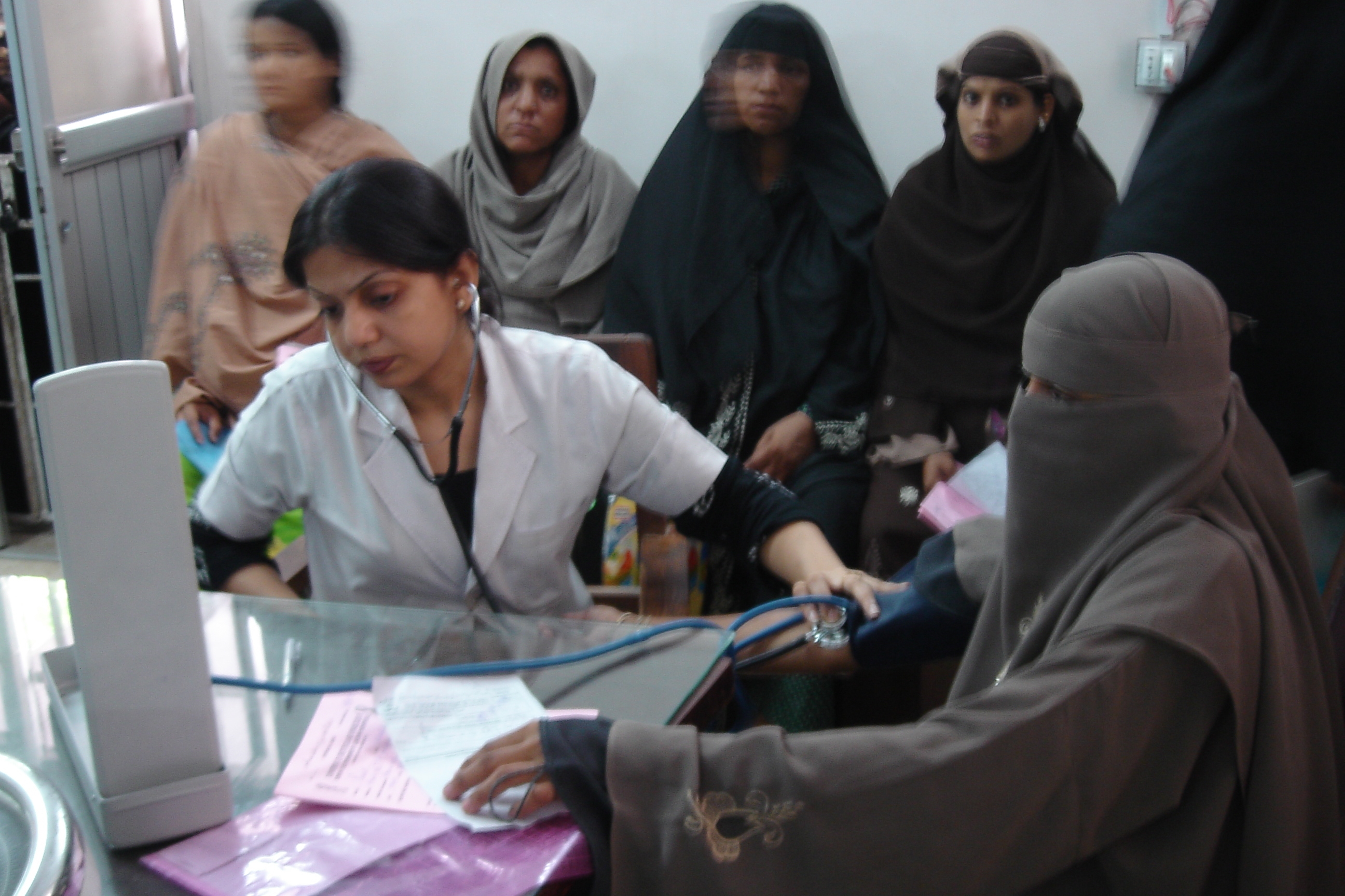 A doctor examining an expectant mum at Qatar General Hospital in Orangi