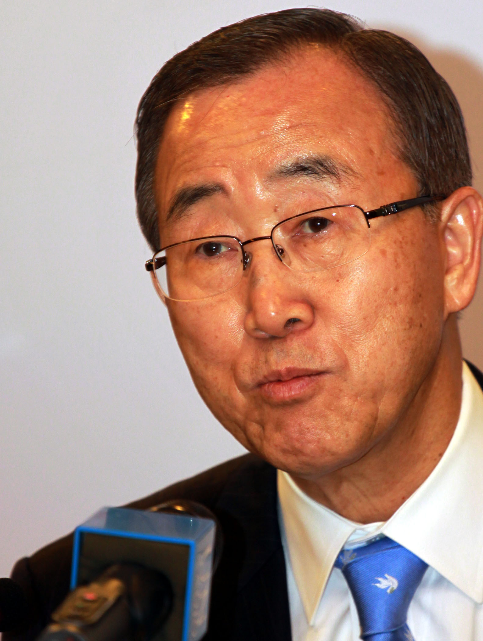 UN Secretary-General Ban Ki-moon addresses the press at the Global Forum on Migration and Development in Manila on 28 October 2008.