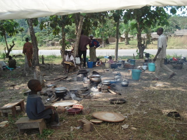 People displaced by clashes in the locality of Zeaglo in western Cote d'Ivoire. A group of youths armed with rifles attempted to block a convoy of farmers -- accompanied by local authorities -- returning to a cocoa plantation. November 2008