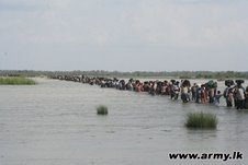Les Nations Unies appellent à un « maximum de retenue » pour protéger les civils Civilians fleeing the no fire zones for government controlled areas on 20 April
